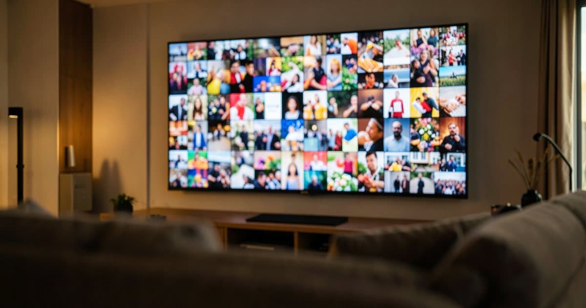 Chaînes françaises en IPTV affichées par catégories sur un téléviseur