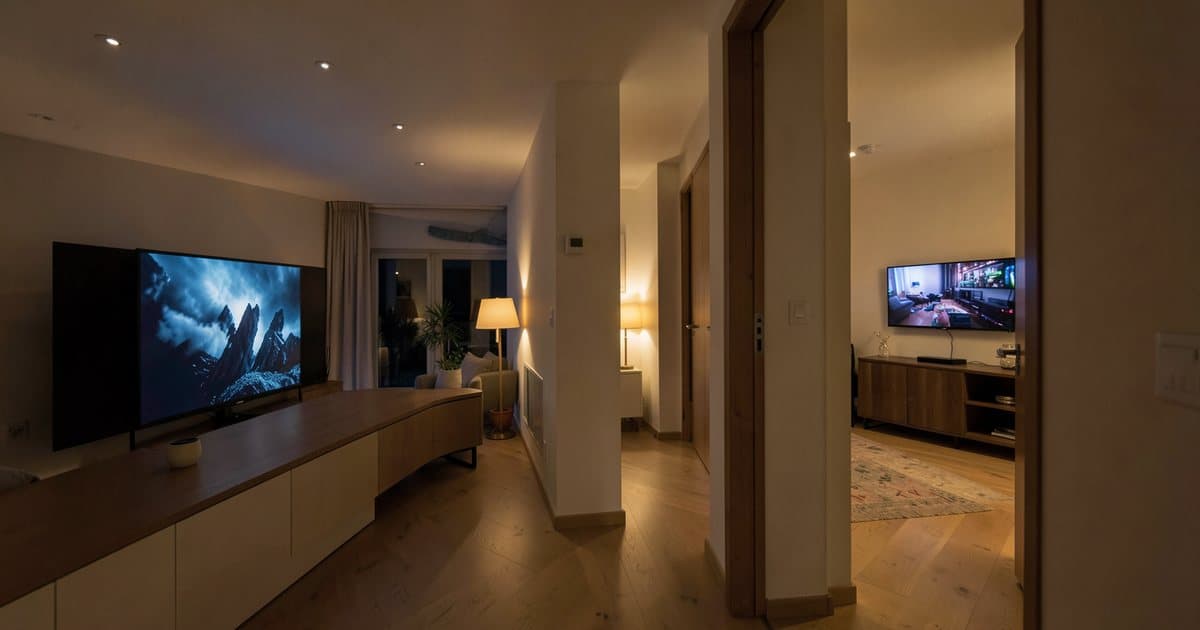 Deux téléviseurs allumés en même temps dans une maison avec l'IPTV multi-écrans