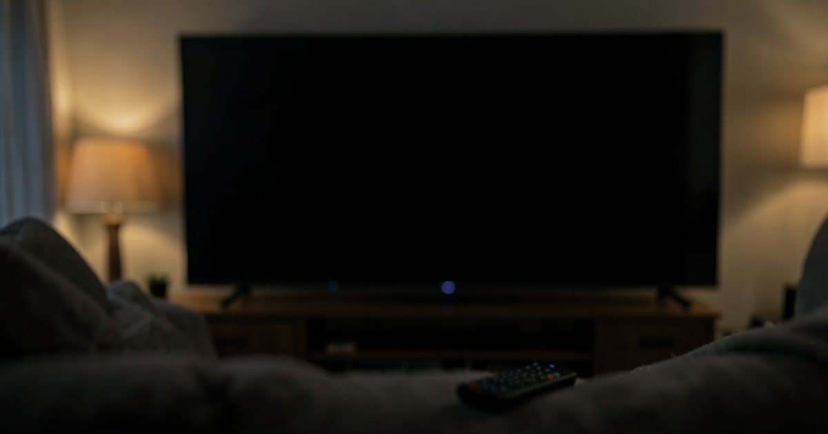 IPTV qui ne fonctionne plus : écran de télévision noir dans un salon