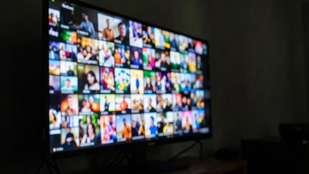 Un bouquet IPTV français affiché par catégories sur un téléviseur