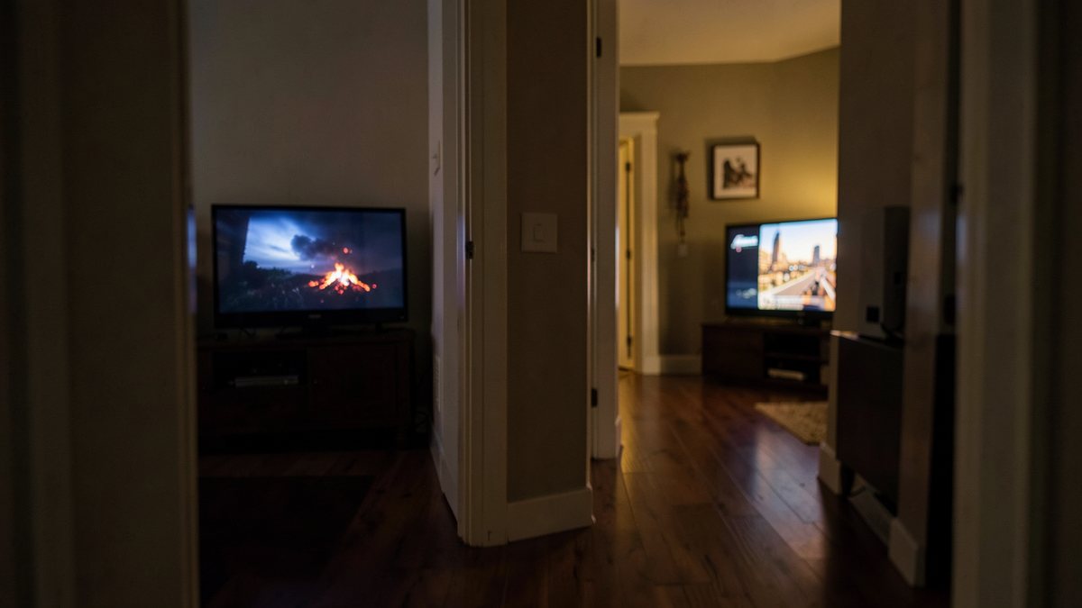 Deux téléviseurs allumés simultanément dans une maison avec une ligne IPTV multi-écrans